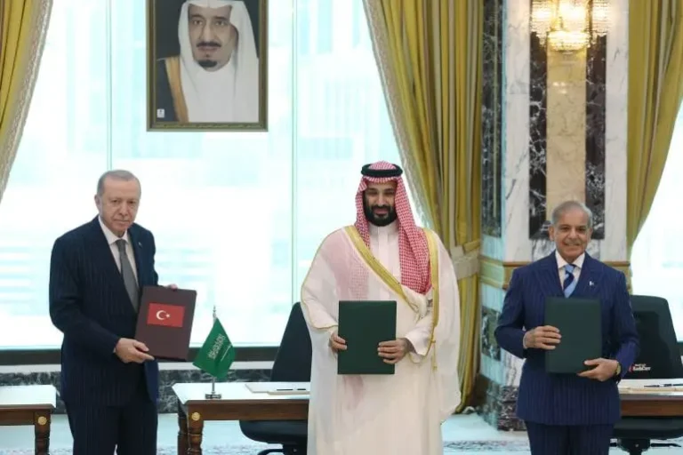Saudi Arabia, Pakistan and Turkey agree to NATO-style mutual defense pact amid escalating Iran conflict.